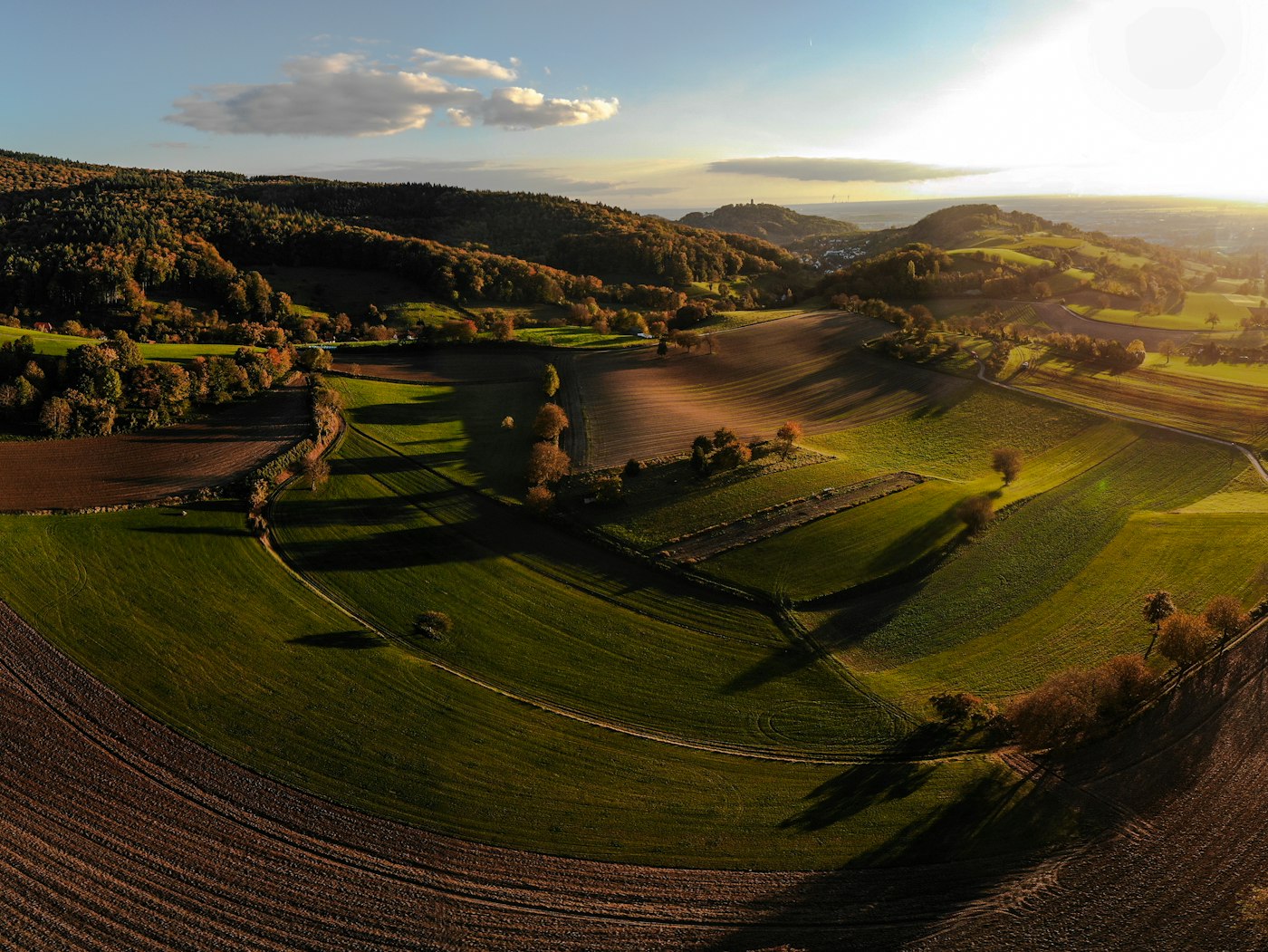 Herbstliche Agrarlandschaft aus der Vogelperspektive